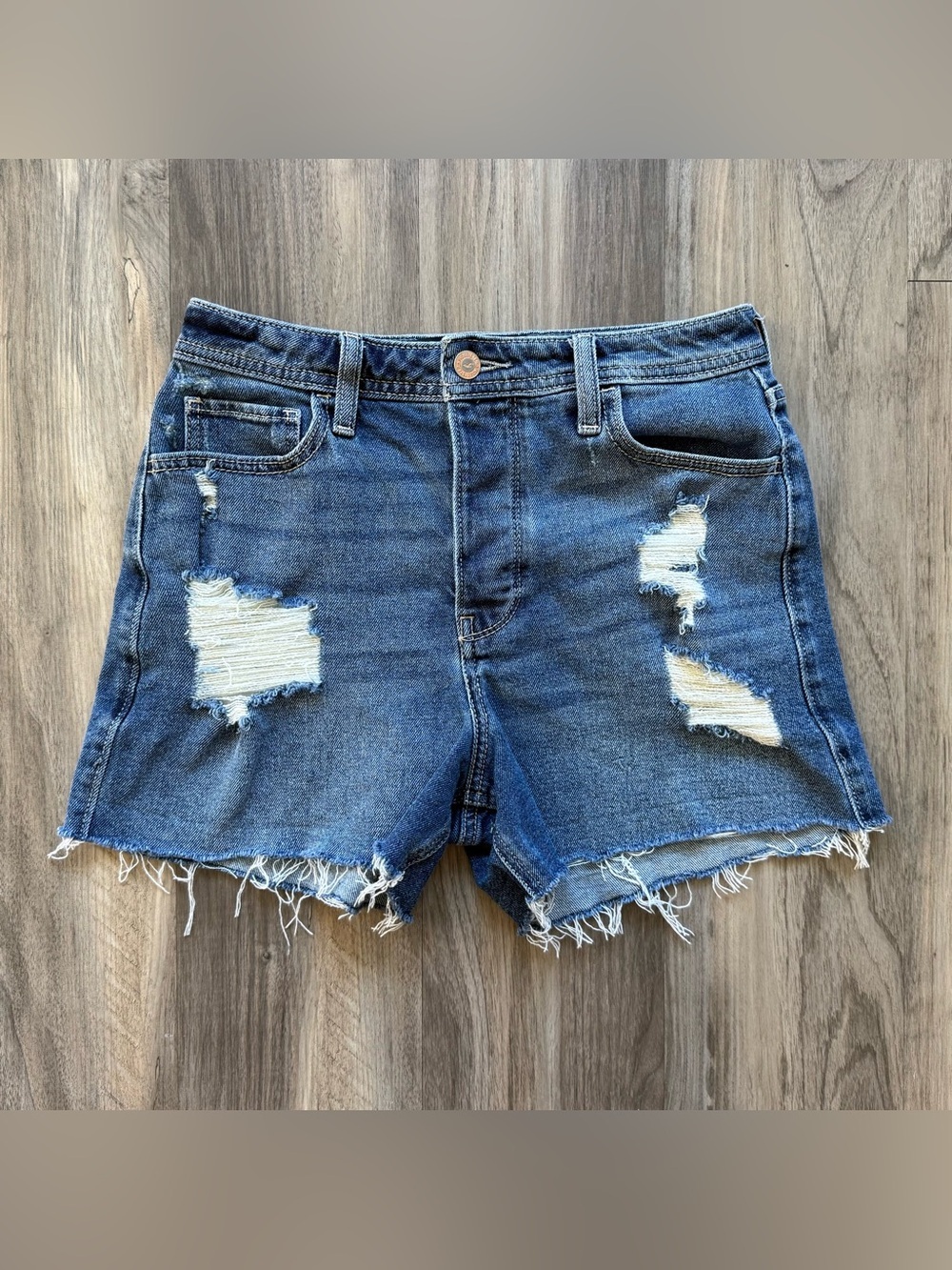 Hollister Ripped Ultra High-Rise 3" Mom Shorts Size 26